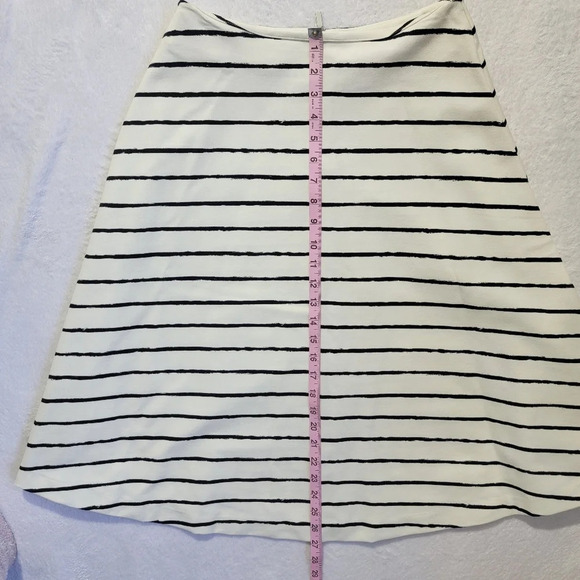 Elizabeth And James Back And White Striped A Line Back Zip Full Skirt Size 4 - Picture 9 of 9